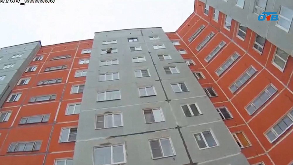 В Снежинске сотрудники ГИБДД спасли пожилую женщину от падения с восьмого этажа