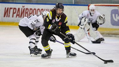 Хоккейная команда «Белые медведицы» трижды проиграла «Торнадо» в ЖХЛ