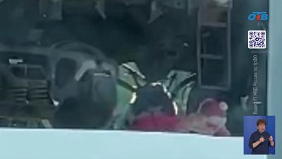 Женщина вместе с дочкой решила пролезть под поездом