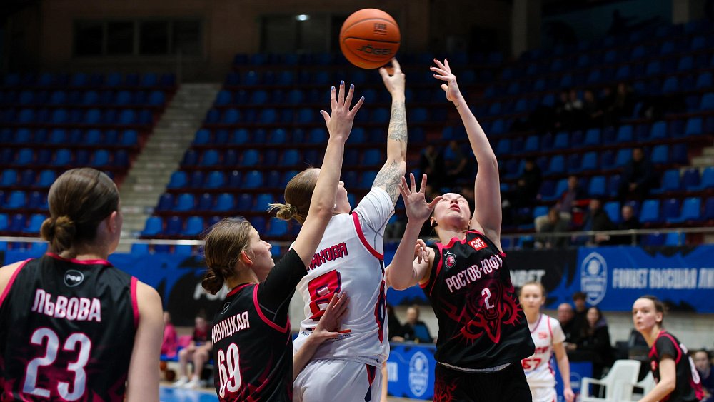 Магнитогорские баскетболистки завершили домашнюю серию матчей победами