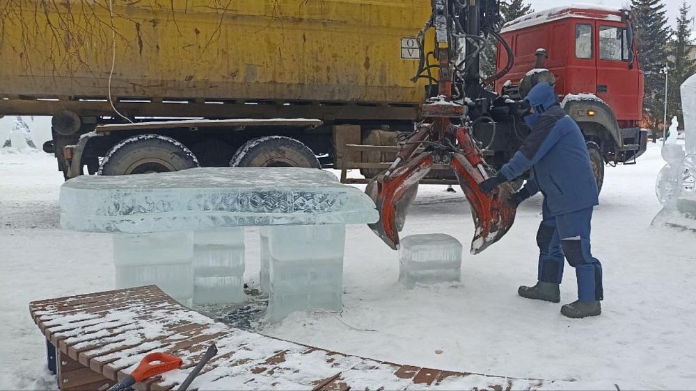В Копейске начали разбирать ледовый городок