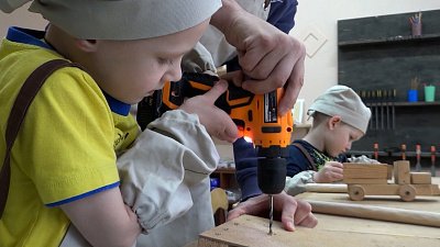 Малыши из Златоуста помогают дворникам