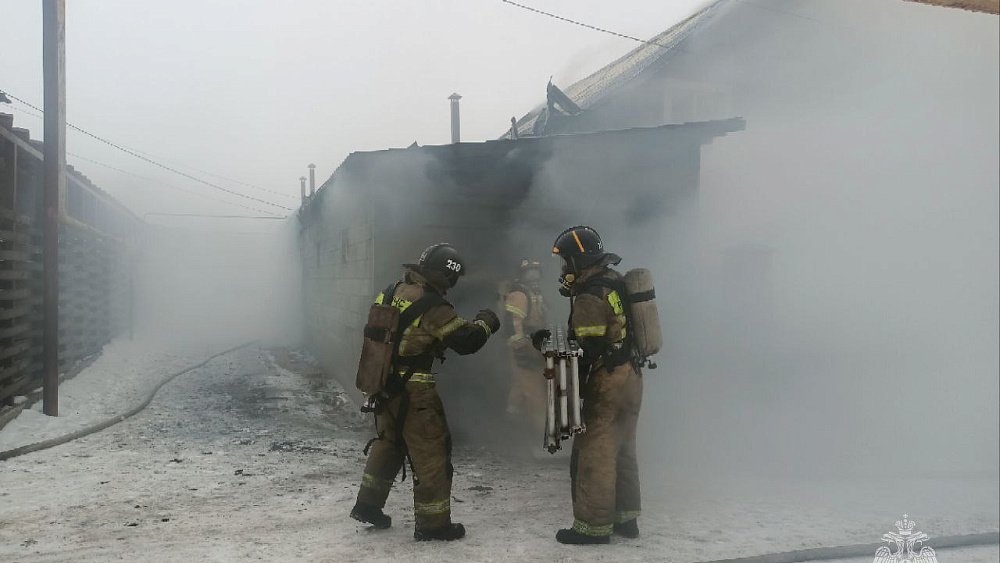 В Магнитогорске пожар в гараже перекинулся на частный дом