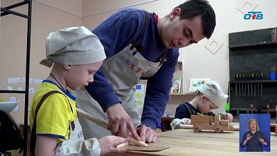 Малыши из детского сада Златоуста мастерят лопаты 