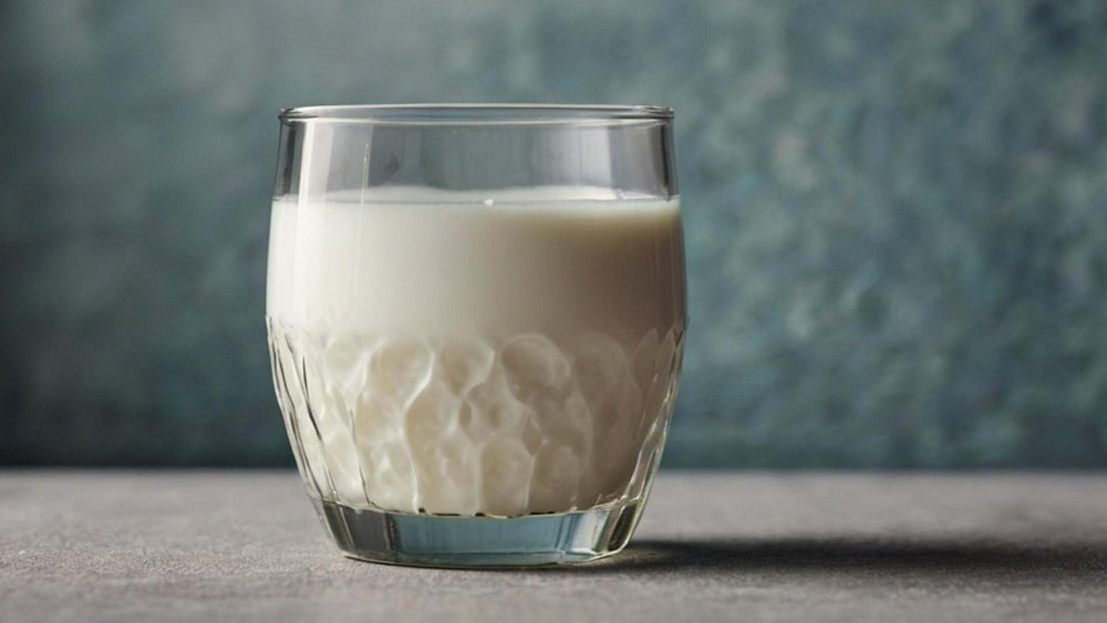 Почему не нужно выпивать больше одного стакана кефира