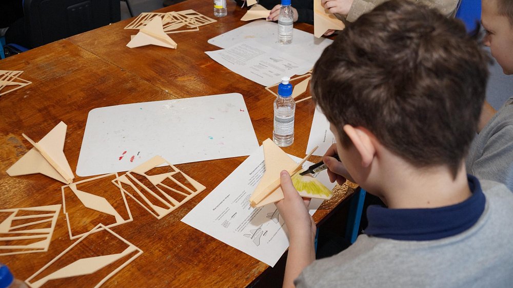 Школьники в Усть‑Катаве научились моделировать самолеты