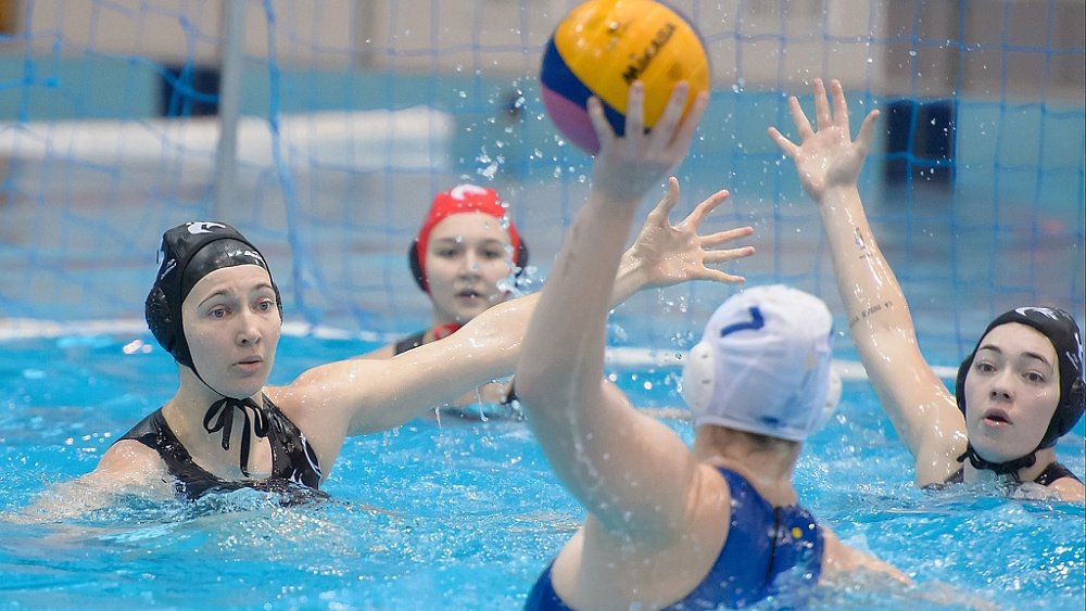 Ватерполистки «Динамо‑Уралочки» дважды с минимальным счетом выиграли у «Кинефа»