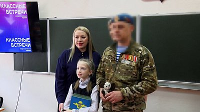 В Златоусте боец СВО встретился со школьницей, написавшей ему письмо
