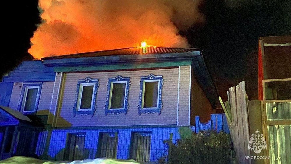 В Златоусте 25 человек тушили ночной пожар в двухэтажном доме