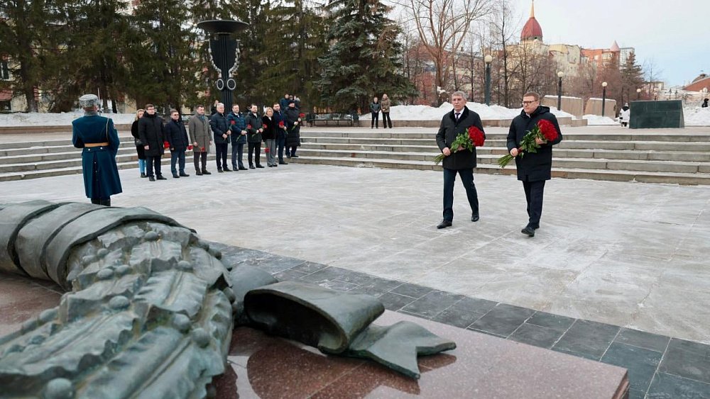 Главы двух регионов почтили память героев Великой Отечественной войны в Челябинске
