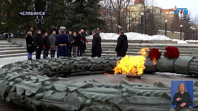 Алексей Текслер и Дмитрий Миляев возложили цветы к Вечному огню на Аллее Славы
