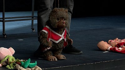 В Челябинском театре кукол показали, как управлять марионетками