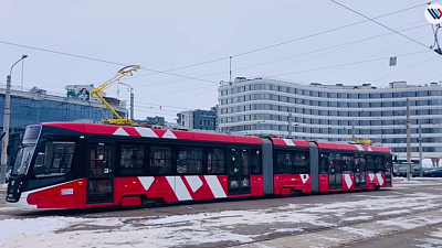Трехсекционный трамвай УКВЗ вышел на маршрут в Санкт-Петербурге
