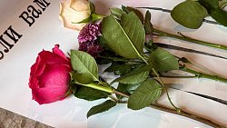 Одиноких челябинок утешили в День святого Валентина цветами