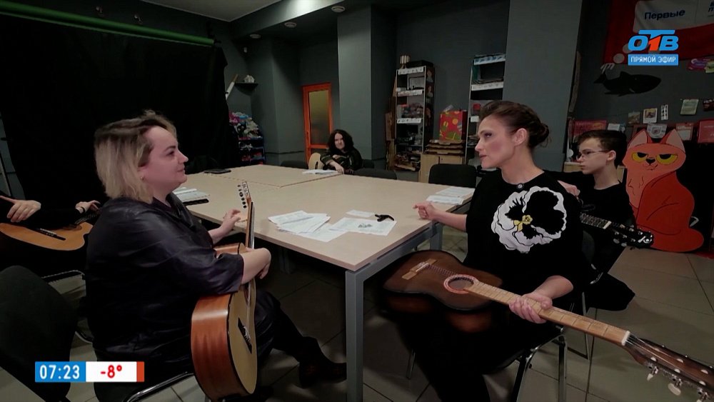 Учимся играть на гитаре в рубрике «Мама одобрила»