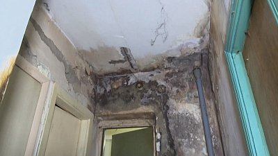 Жители многоэтажки в Челябинске жалуются на хамам в подъезде и разрушающиеся стены