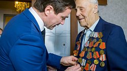 Бывшему пехотинцу из Челябинска вручили медаль в честь 80‑летия Победы