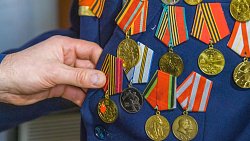 Бывшему пехотинцу из Челябинска вручили медаль в честь 80‑летия Победы