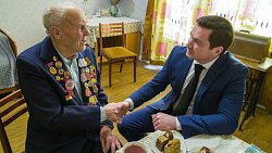 Бывшему пехотинцу из Челябинска вручили медаль в честь 80‑летия Победы