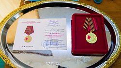 Бывшему пехотинцу из Челябинска вручили медаль в честь 80‑летия Победы