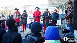 В Челябинском городском бору прошли массовые состязания на коньках