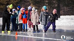 В Челябинском городском бору прошли массовые состязания на коньках