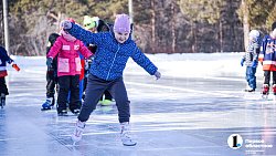 В Челябинском городском бору прошли массовые состязания на коньках