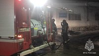 Сотрудник мебельного цеха попал в больницу, пытаясь потушить пожар на производстве в Челябинске