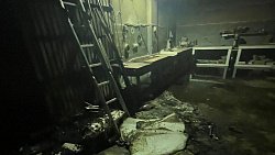 Сотрудник мебельного цеха попал в больницу, пытаясь потушить пожар на производстве в Челябинске