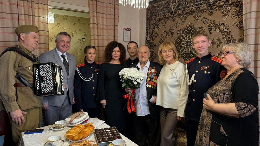 Бывшему снайперу из Челябинска вручили медаль в честь 80‑летия Победы