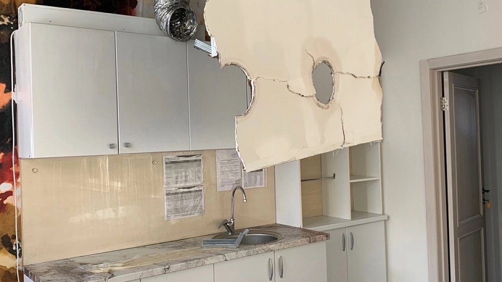 В Челябинске учебный центр «Косметик PRO» две недели топит канализационными отходами