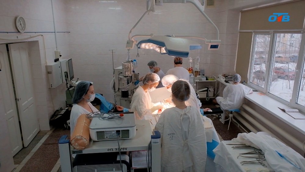 Онкохирурги ЮУГМУ прооперировали пациентку с опухолью кишечника