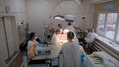 Онкохирурги ЮУГМУ прооперировали пациентку с опухолью кишечника