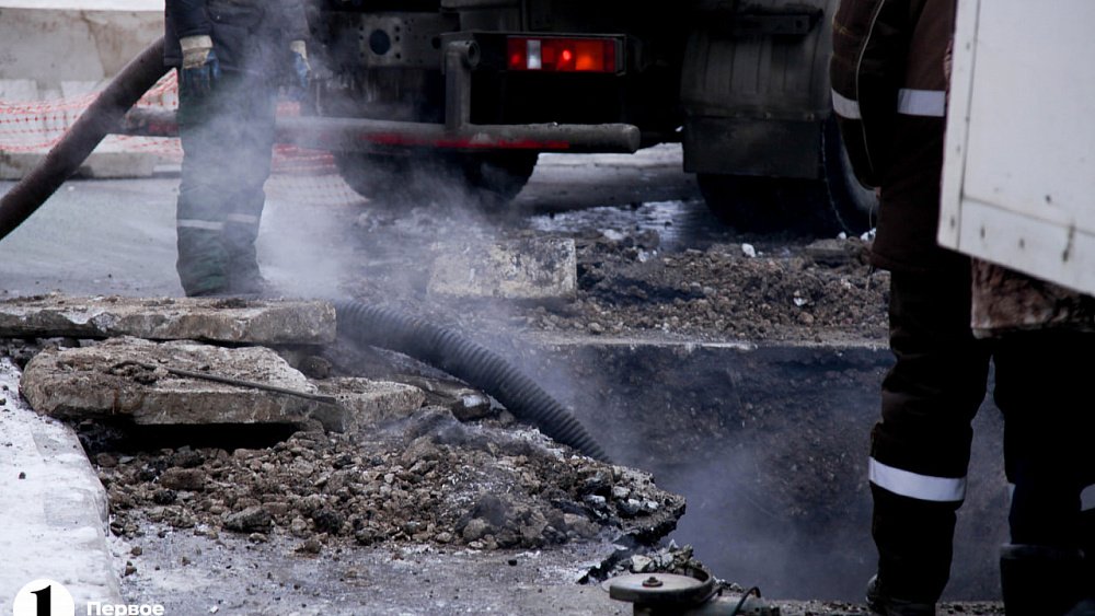 В Металлургическом районе устраняют последствия масштабной коммунальной аварии