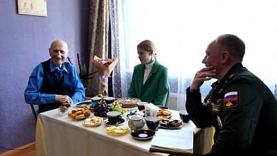 В Челябинске поздравили ветерана Великой отечественной войны с наступающим 23 февраля