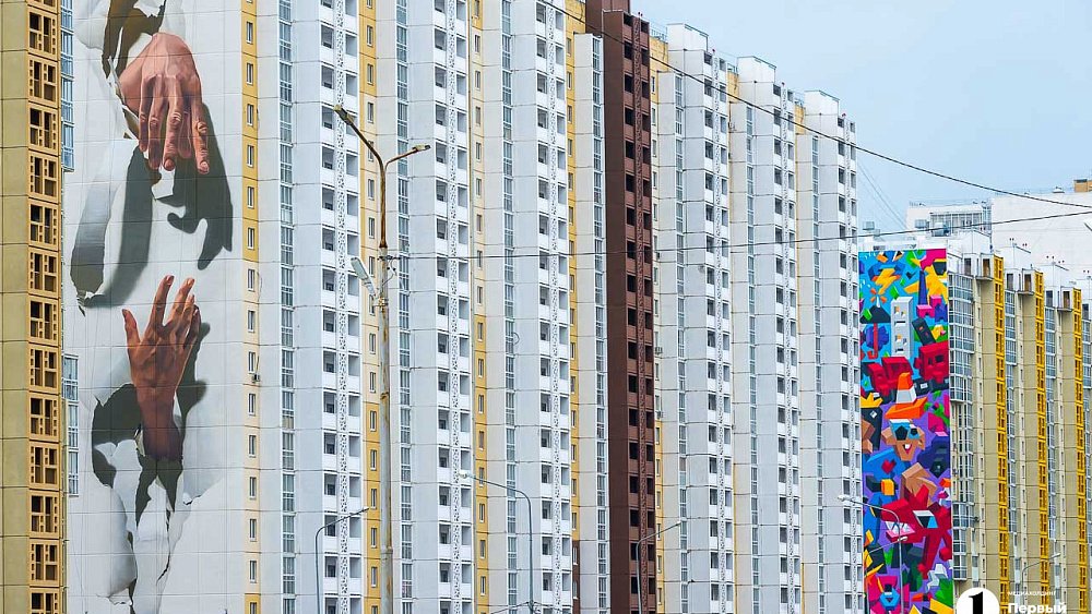 В Челябинске нашли школьницу, кинувшую кирпич с балкона на машину