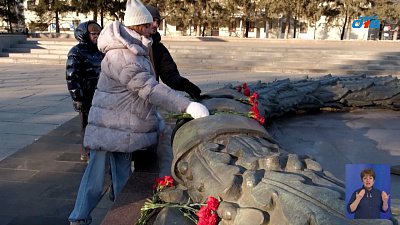 Солисты «Хора Турецкого» и «Сопрано» Турецкого возложили цветы к Вечному огню в Челябинске