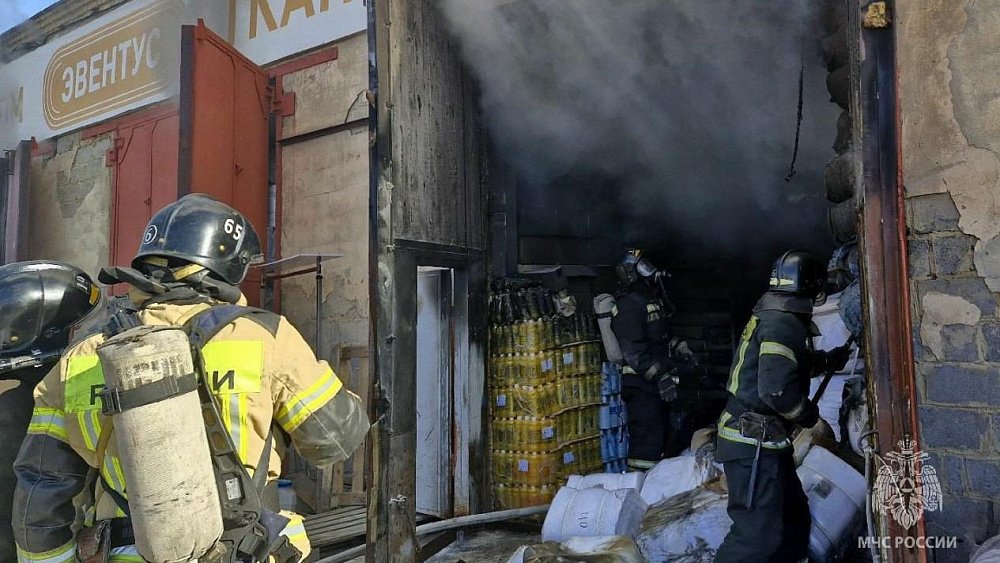 В Челябинске загорелся склад с матрасами и подушками