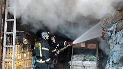 В Челябинске загорелся склад с матрасами и подушками