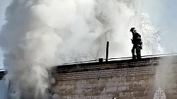 В Челябинске загорелся склад с матрасами и подушками