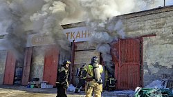 В Челябинске загорелся склад с матрасами и подушками