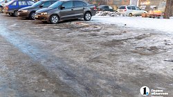 Даже собаки недовольны: дороги и дворы Челябинска сковало гололедом