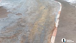 Даже собаки недовольны: дороги и дворы Челябинска сковало гололедом