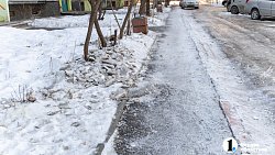 Даже собаки недовольны: дороги и дворы Челябинска сковало гололедом