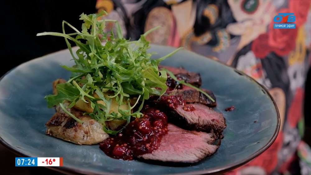 Ростбиф с брусничным соусом в рубрике «Завтрак с шеф-поваром»