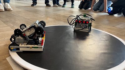В ДДТ Юность устроили сражение роботов