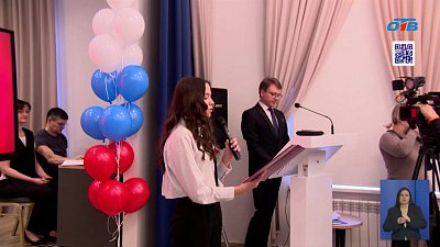 Алексей Лошкин вручил паспорта 20 челябинским школьникам