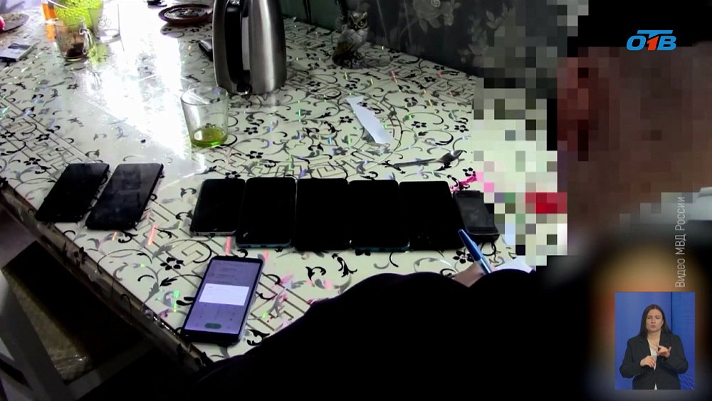 Полицейские вернули деньги мужчине, которого обманули мошенники