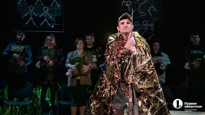 Заводчанам и общественникам Челябинска показали спектакль «Поле» о бойце СВО
