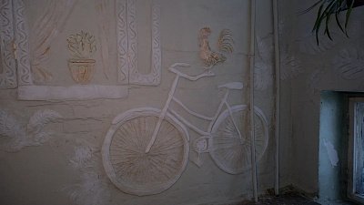 В Миассе жительница украсила подъезд барельефом